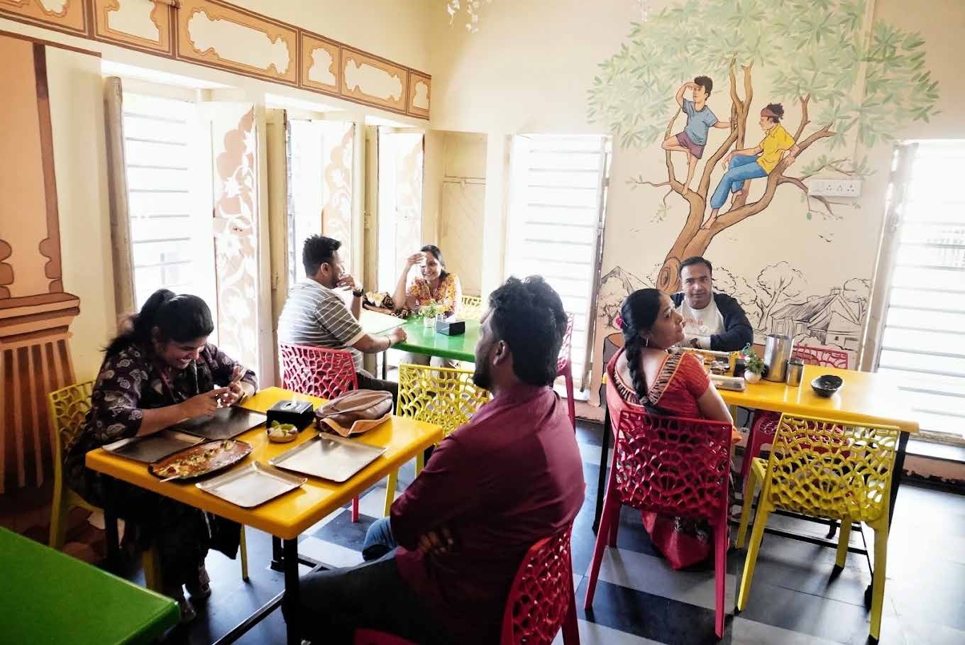 कुटुंबासोबत जेवणाचा आनंद